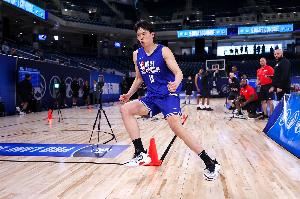 杨瀚森在第16顺位被开拓者选中！王健：今年选秀最大黑马💪💪